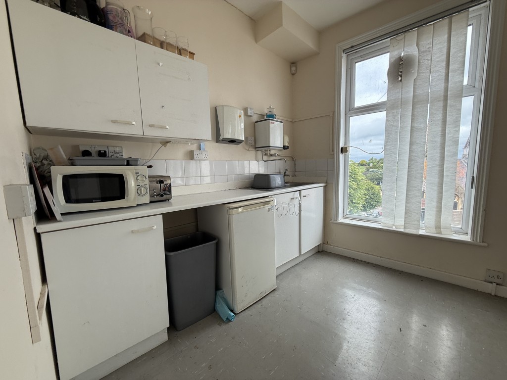 Lot: 42 - SUBSTANTIAL FREEHOLD FORMER PHARMACY WITH EXTENSIVE COMMERCIAL ACCOMMODATION - Staff room kitchen area